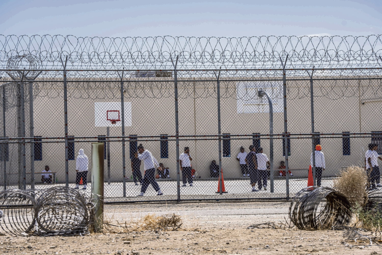 Des entrepôts transformés en prisons pour migrants : une stratégie controversée aux États-Unis