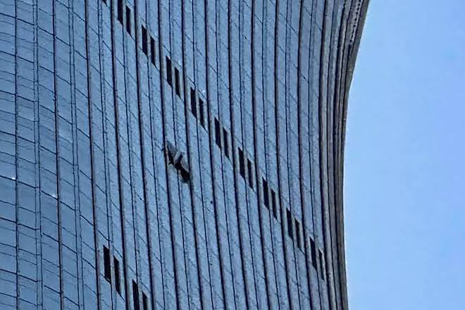 Catastrophe à Pékin : un avion s’écrase sur le gratte-ciel chinois le plus haut
